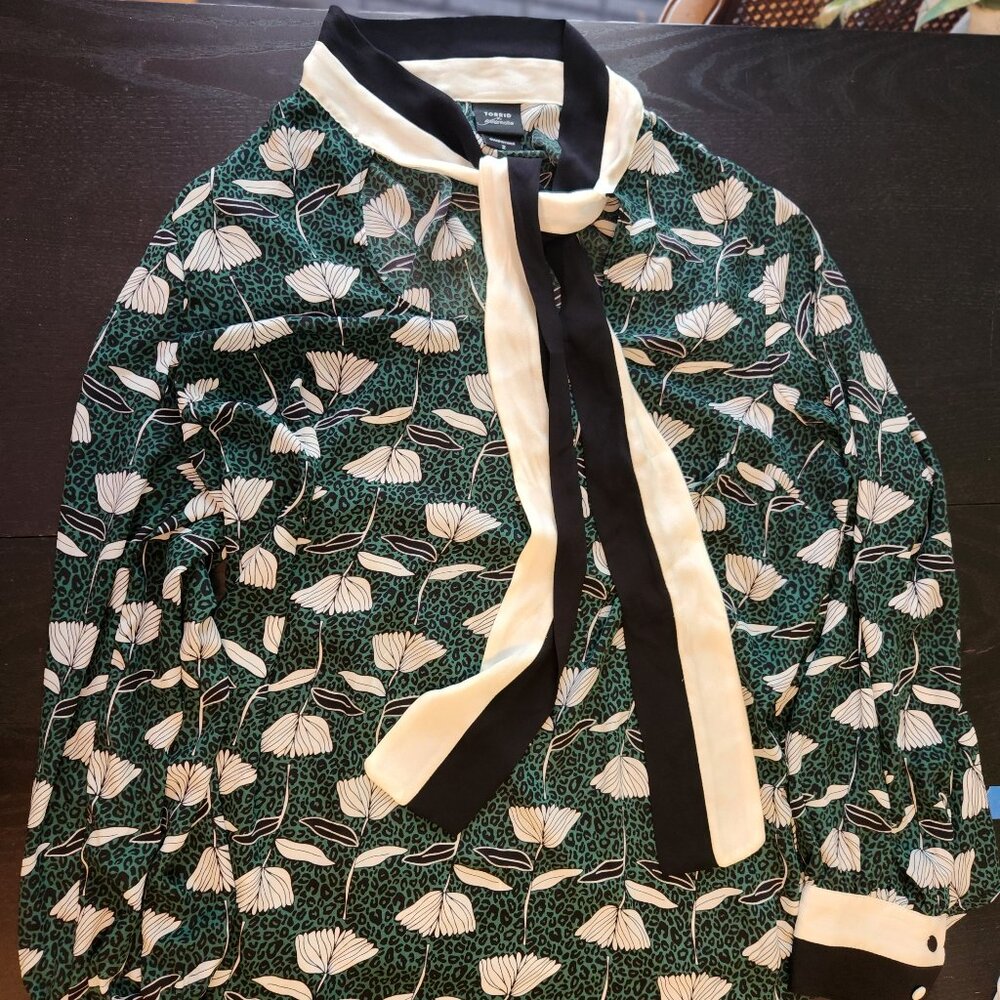 Black/white/green floral torrid blouse size 2(X) in perfect condition